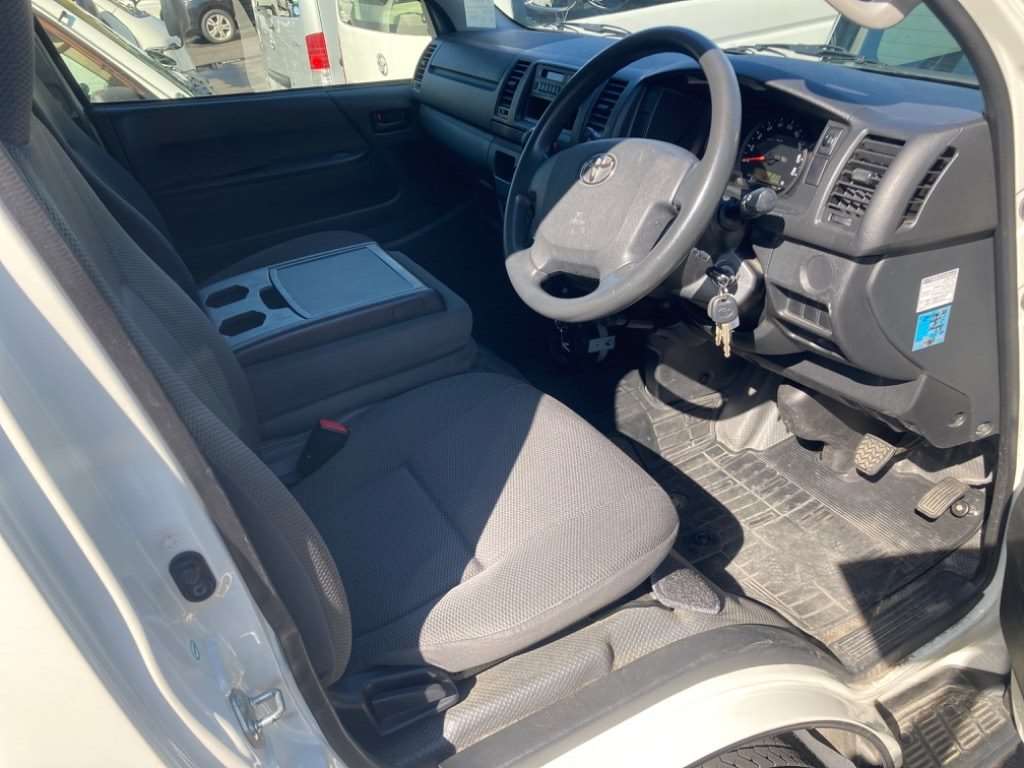 TOYOTA HIACE VAN 2015