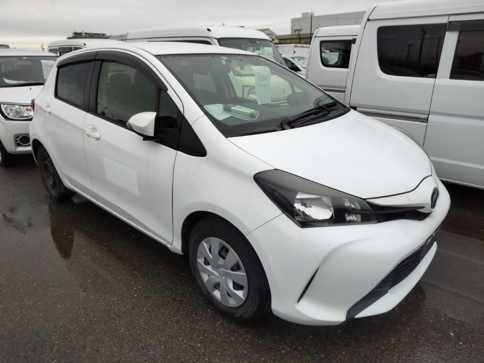 2015 TOYOTA VITZ
